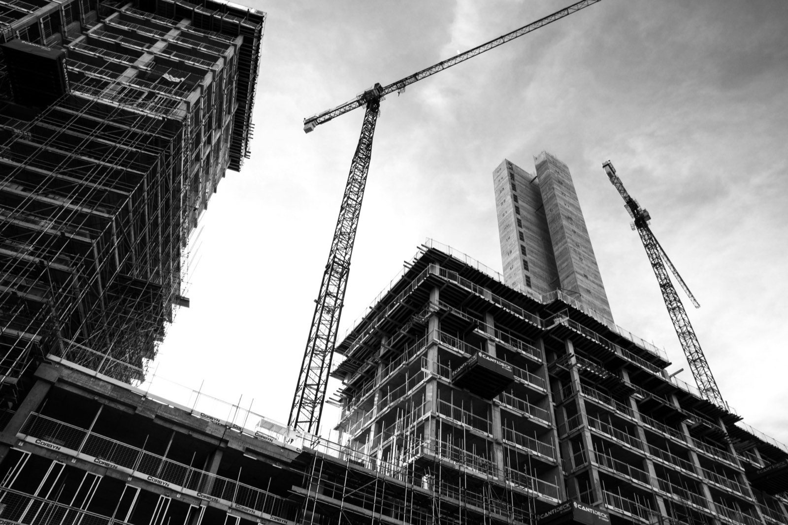 Skyscraper construction with cranes